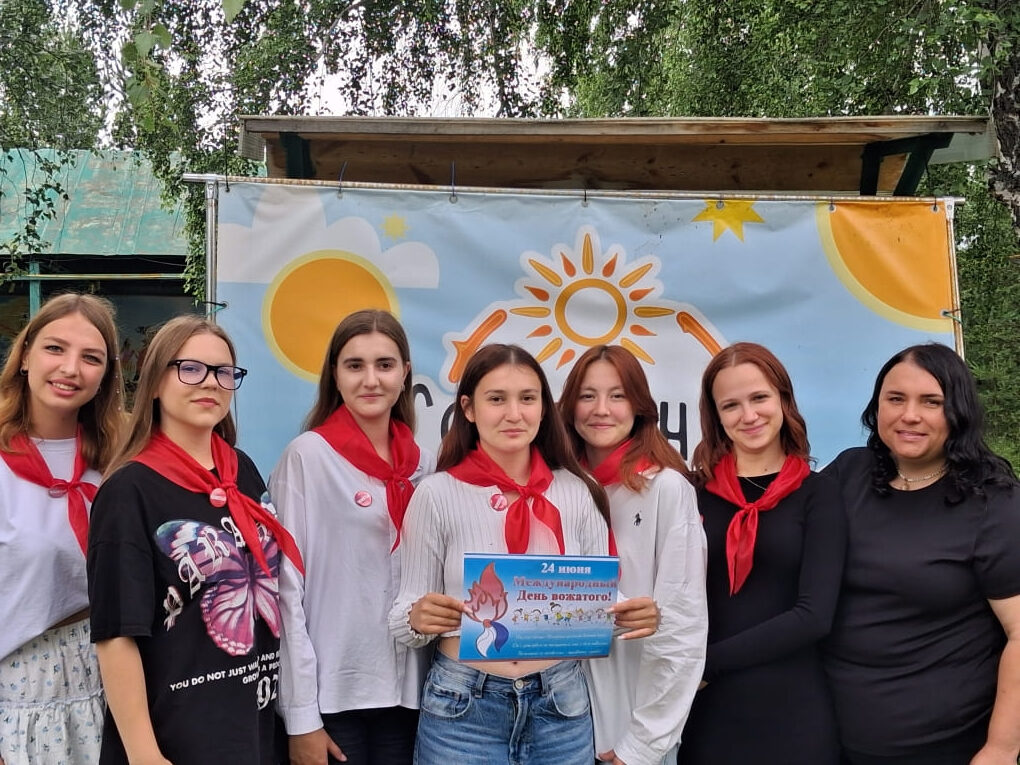 24 июня, директор лагеря «Солнечный» Кизильского МО, Ролкова Е. С., торжественно поздравила вожатых с профессиональным праздником.