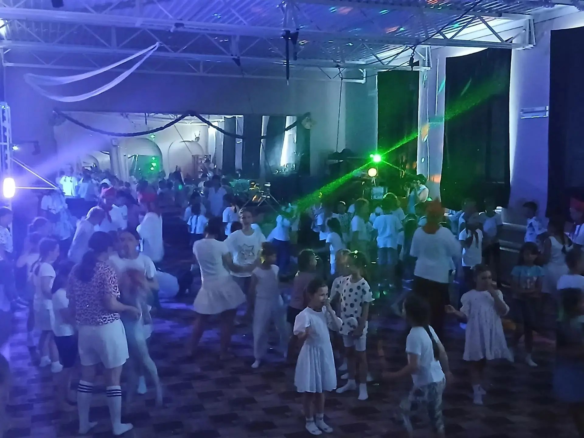 Зажигательная дискотека в лагере «Радуга»